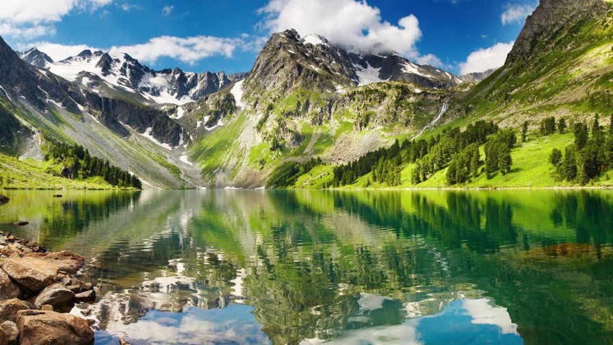 Beautiful Green Mountains and Pure Lake