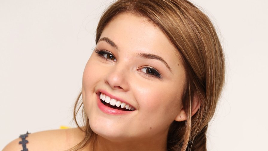 Stefanie Scott Pretty Blonde Smiling Girl