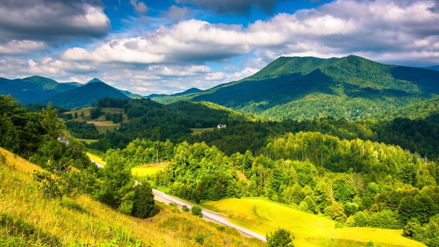 Wonderful Green Mountain Valley and Road